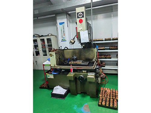 電火花放電加工機(jī)